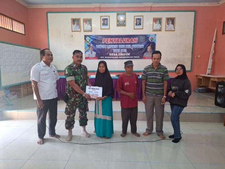 Wujud Peran Aktif, Babinsa Koramil 1015-04/Baamang Dampingi Penyaluran BLT Dana Desa