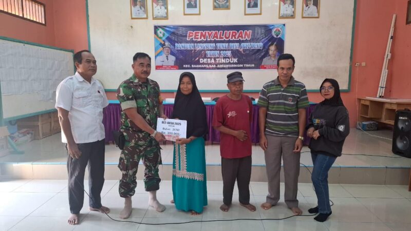 Wujud Peran Aktif, Babinsa Koramil 1015-04/Baamang Dampingi Penyaluran BLT Dana Desa