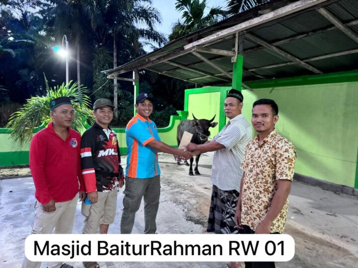 Ketua KUD Karya Tani Beserta Pengurus dan Perwakilan Desa Menyerahkan 5 Ekor Sapi Kepada Panitia Kurban