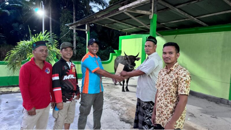 Ketua KUD Karya Tani Beserta Pengurus dan Perwakilan Desa Menyerahkan 5 Ekor Sapi Kepada Panitia Kurban