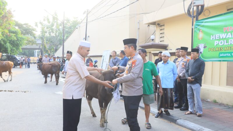 Polres Metro Jakarta Utara Serahkan 80 Hewan Qurban untuk Warga Kurang Mampu dan Slum Area