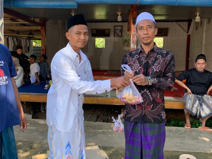 PC Muhammadiyah Karang Penang Kabupaten Sampang Menyalurkan Daging Qurban ke Masyarakat Sekitar.