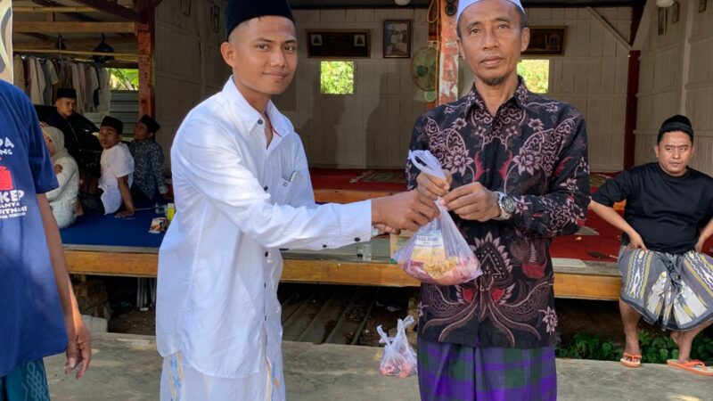 PC Muhammadiyah Karang Penang Kabupaten Sampang Menyalurkan Daging Qurban ke Masyarakat Sekitar.