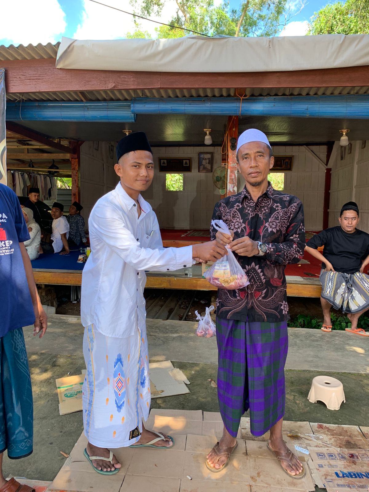 PC Muhammadiyah Karang Penang Kabupaten Sampang Menyalurkan Daging Qurban ke Masyarakat Sekitar.