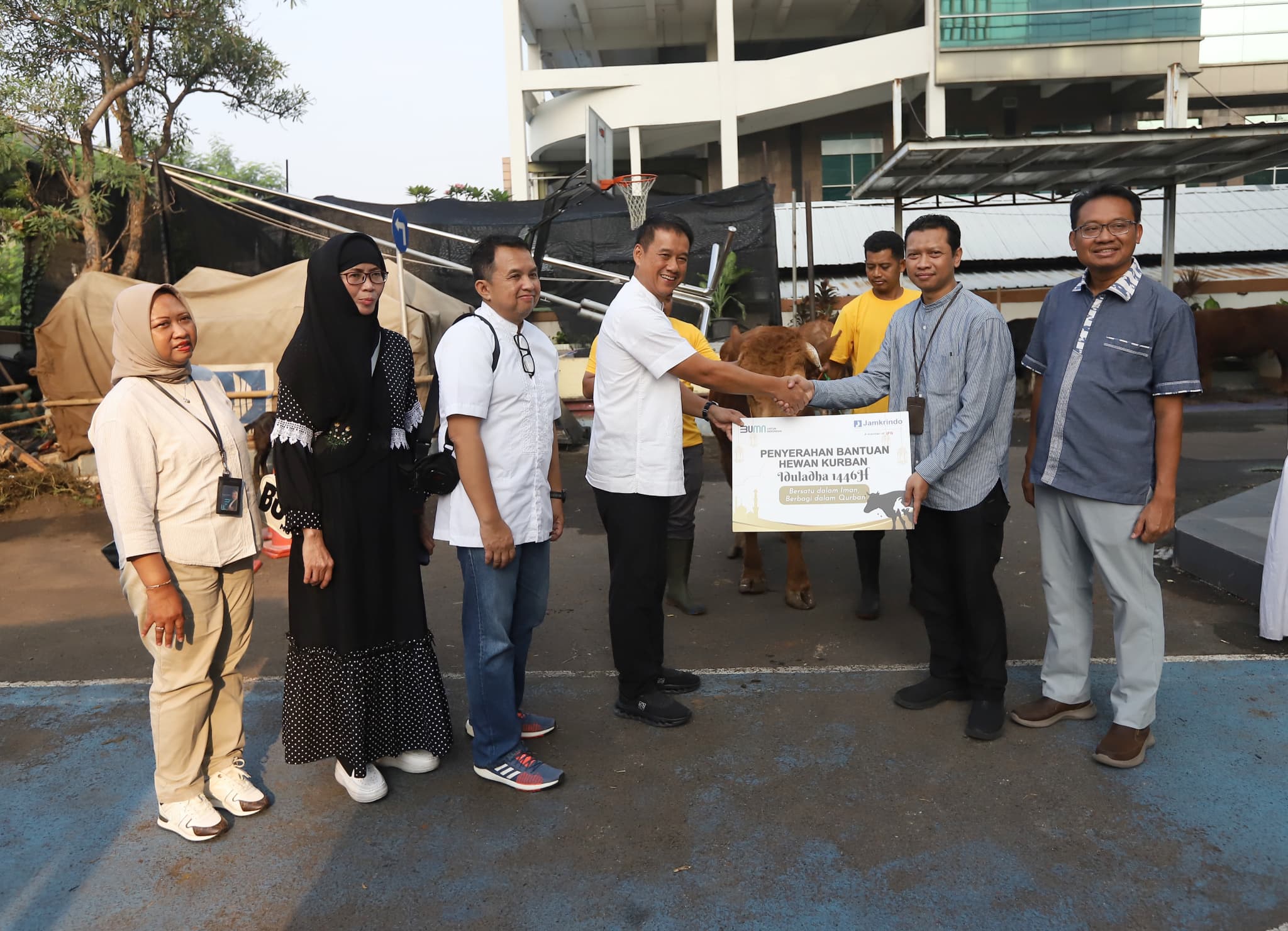 Perkuat Nilai Kebersamaan, Jamkrindo Donasikan Hewan Kurban untuk Masyarakat