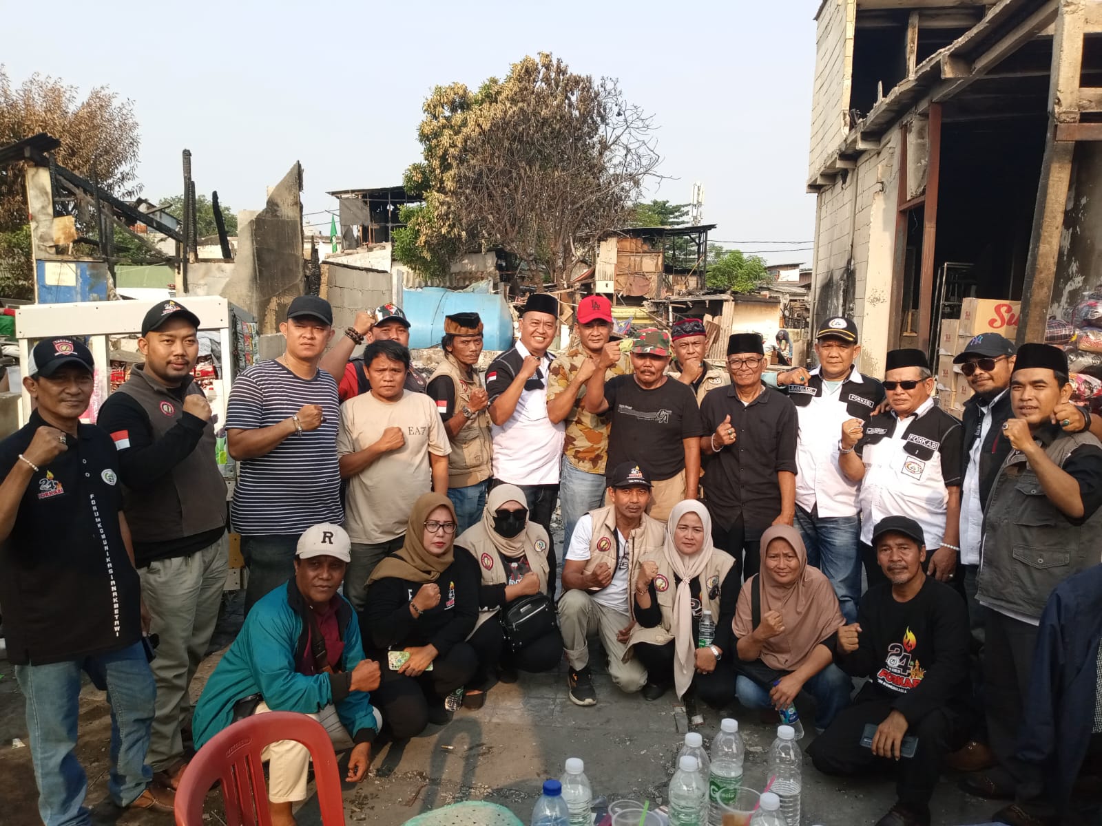 Pengurus SBIF dan Jajaran Pengurus SBIF Jakut Serahkan Bantuan Bencana Kebakaran kepada Warga Masyarakat Kapuk Muara