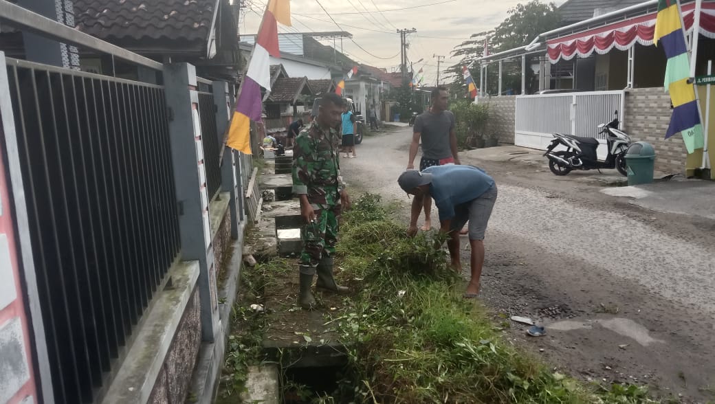 Babinsa Koramil 1015-03/MB Ketapang Bersama Warga Bersihkan Lingkungan