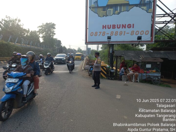 Pengaturan Arus Lalu Lintas Pagi Hari Oleh Bhabinkamtibmas Polsek Balaraja Polresta Tangerang