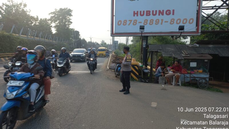 Pengaturan Arus Lalu Lintas Pagi Hari Oleh Bhabinkamtibmas Polsek Balaraja Polresta Tangerang