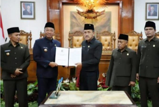 Rapat Paripurna DPRD Tulungagung Dalam Agenda Sepakati Perubahan Perda Pajak Dan Retribusi Daerah Serta Sampaikan Ranperda Pertanggung Jawaban APBD 2025