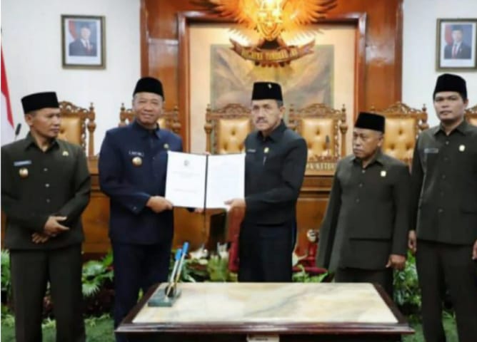 Rapat Paripurna DPRD Tulungagung Dalam Agenda Sepakati Perubahan Perda Pajak Dan Retribusi Daerah Serta Sampaikan Ranperda Pertanggung Jawaban APBD 2025