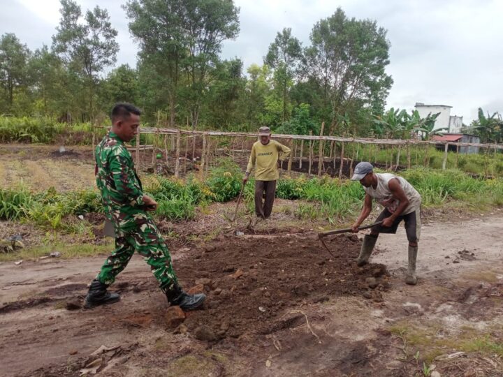 Peduli Masyarakat Binaan, Babinsa Kodim 1016 Plk Laksanakan Kerja Bakti