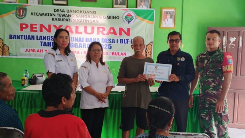 Mengatasi Kesulitan Rakyat, Babinsa Koramil 1019-06/PLM Dampingi Penyaluran BLT Dana Desa
