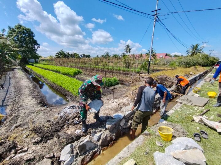 Wujud Kemanunggalan TNI Dan Rakyat, Babinsa Koramil 01/Phd Gotong Royong Memperbaiki Drainase Di Wilayah Binaan