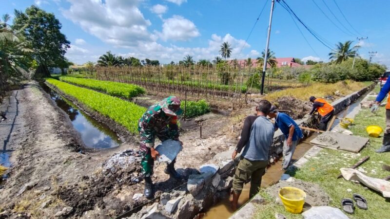 Wujud Kemanunggalan TNI Dan Rakyat, Babinsa Koramil 01/Phd Gotong Royong Memperbaiki Drainase Di Wilayah Binaan