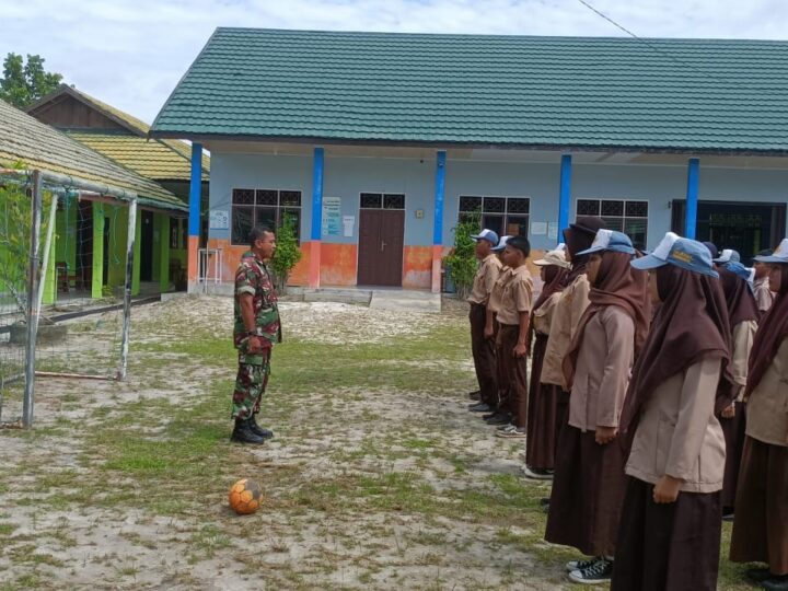 Kodim 1016/Plk Membangun Karakter Siswa SMKN 8 Palangka Raya Melalui Wasbang Dan Latihkan PBB