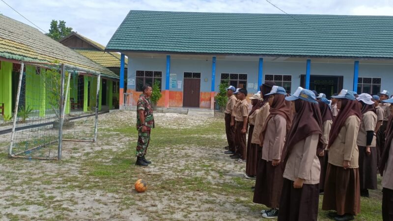 Kodim 1016/Plk Membangun Karakter Siswa SMKN 8 Palangka Raya Melalui Wasbang Dan Latihkan PBB