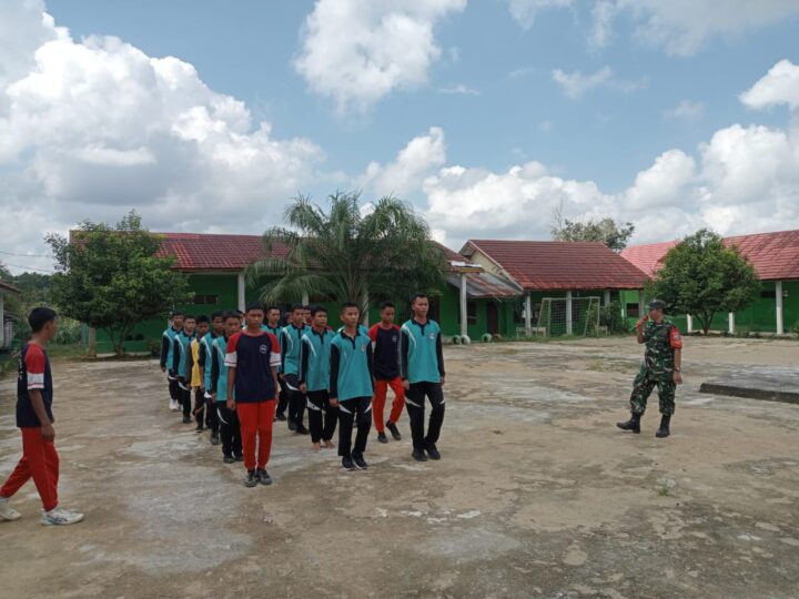 Babinsa Koramil 1015-08/Mentaya Hulu Berikan Wasbang dan Pelatihan PBB di SMK N 1 Antang Kalang