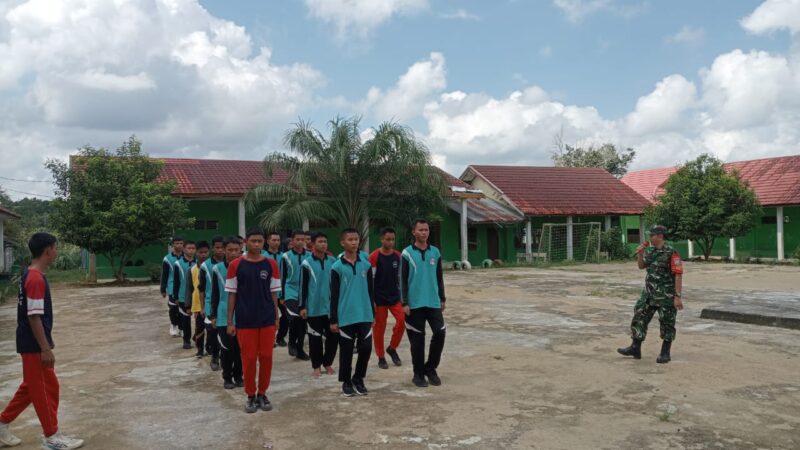 Babinsa Koramil 1015-08/Mentaya Hulu Berikan Wasbang dan Pelatihan PBB di SMK N 1 Antang Kalang