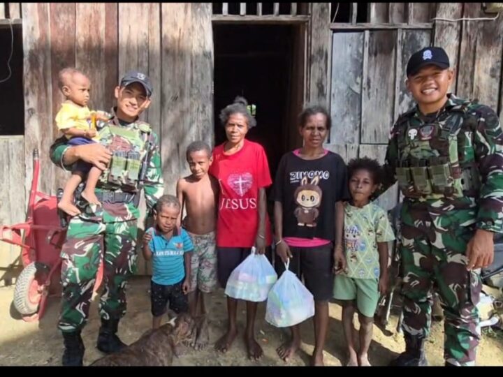 Sentuhan Hati di Tanah Papua, Satgas Yonif 642/Kps Berikan Sembako Untuk Warga