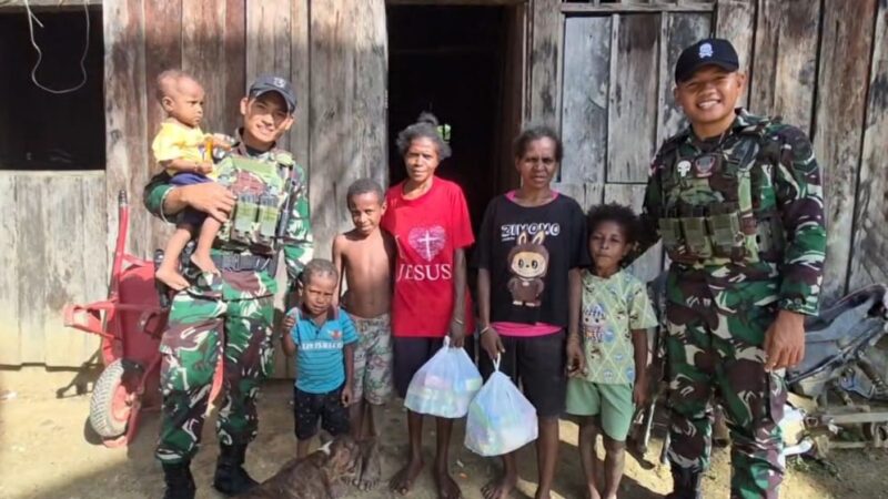 Sentuhan Hati di Tanah Papua, Satgas Yonif 642/Kps Berikan Sembako Untuk Warga