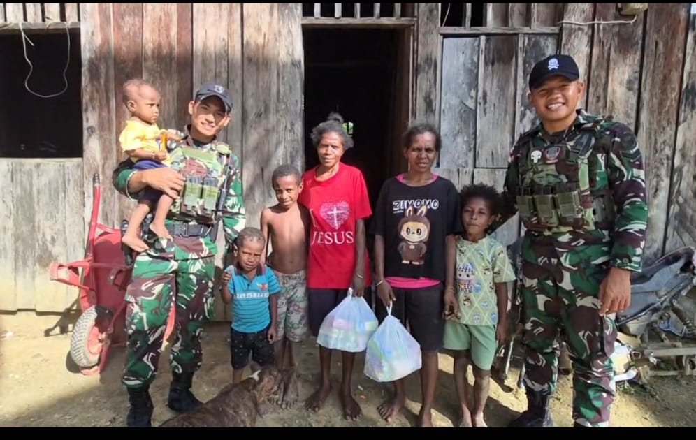 Sentuhan Hati di Tanah Papua, Satgas Yonif 642/Kps Berikan Sembako Untuk Warga