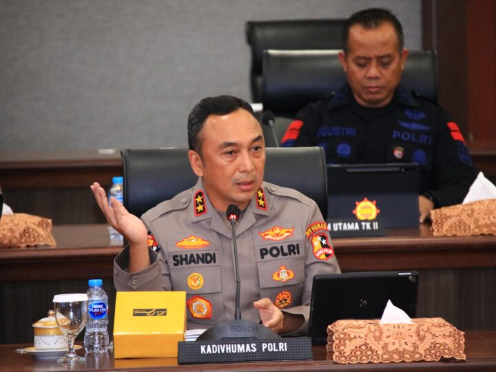 Kapolri Berikan Pelayanan Kesehatan Gratis Bagi Ribuan Orang Hari Ini