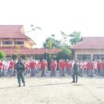 Membentuk Karakter Siswa SMK N 2 Sampit, Babinsa Koramil 1015-04/Baamang Berikan Wasbang dan Pelatihan PBB