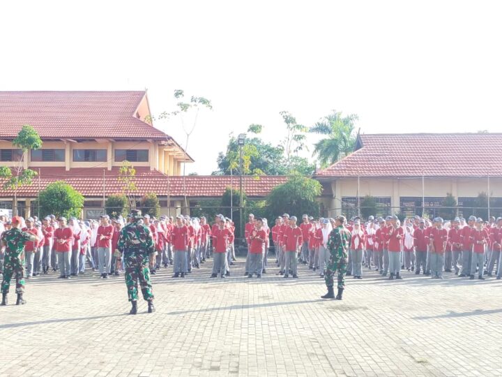 Membentuk Karakter Siswa SMK N 2 Sampit, Babinsa Koramil 1015-04/Baamang Berikan Wasbang dan Pelatihan PBB
