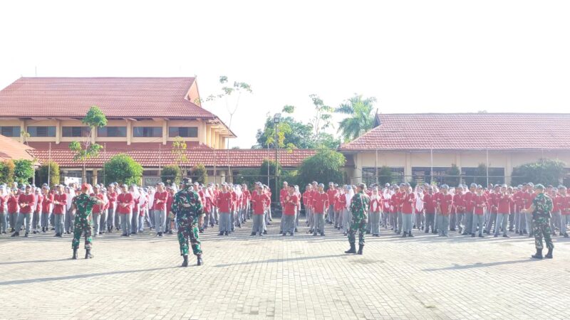 Membentuk Karakter Siswa SMK N 2 Sampit, Babinsa Koramil 1015-04/Baamang Berikan Wasbang dan Pelatihan PBB