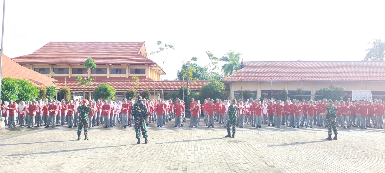Membentuk Karakter Siswa SMK N 2 Sampit, Babinsa Koramil 1015-04/Baamang Berikan Wasbang dan Pelatihan PBB