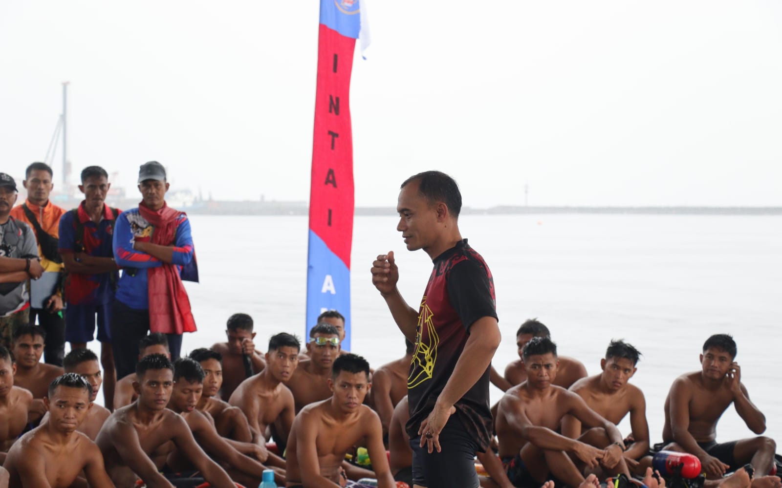 Danpasmar 1 Terjun Langsung Ikuti Renang Laut Bersama Prajuritnya