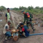 Antisipasi Karhutla, Babinsa 1015-03/MB Ketapang Bersama Warga Lakukan Pengecekan Cadangan Stok Air.