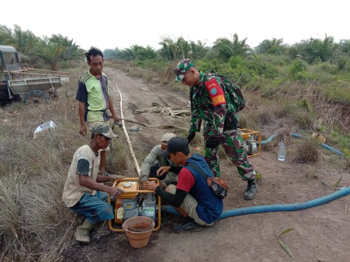 Antisipasi Karhutla, Babinsa 1015-03/MB Ketapang Bersama Warga Lakukan Pengecekan Cadangan Stok Air.