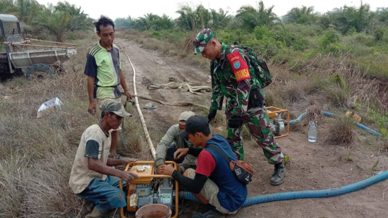 Antisipasi Karhutla, Babinsa 1015-03/MB Ketapang Bersama Warga Lakukan Pengecekan Cadangan Stok Air.