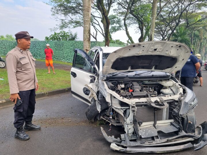 Anggota Polsek Panongan Respon Cepat Tangani Laka Lantas di Citra Raya