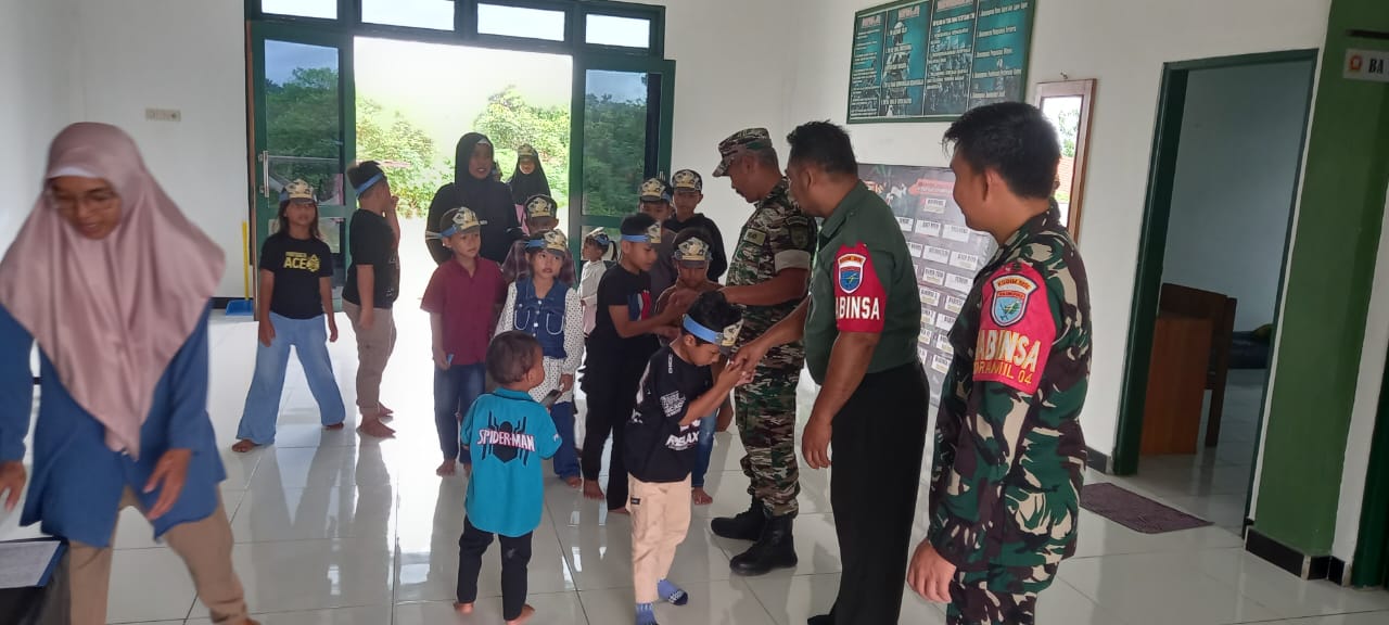 Silahturahmi dari Yayasan Hifdzy Library Kalteng ke Koramil 1016-04/Manuhing