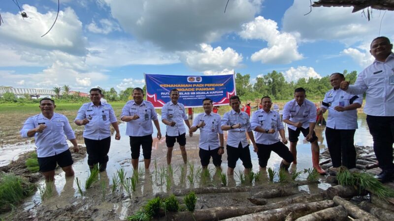 Dukung Asta Cita Presiden, Kakanwil Ditjenpas Kalteng Laksanakan Penanaman Padi Perdana di Lahan Ketahanan Pangan Rutan Kuala Kapuas
