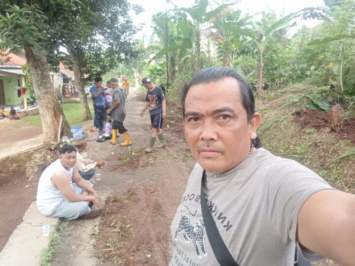 Jum’at Giat Gotong Royong Memperbaiki Jalan Lingkungan di kampung Cilejet RT 03 Rw 01 Desa Batok