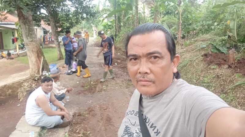 Jum’at Giat Gotong Royong Memperbaiki Jalan Lingkungan di kampung Cilejet RT 03 Rw 01 Desa Batok