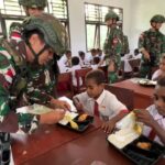 Satgas Yonif 642/Kps Dukung Program Pemerintah dengan Bagikan Makanan Bergizi Gratis di Papua