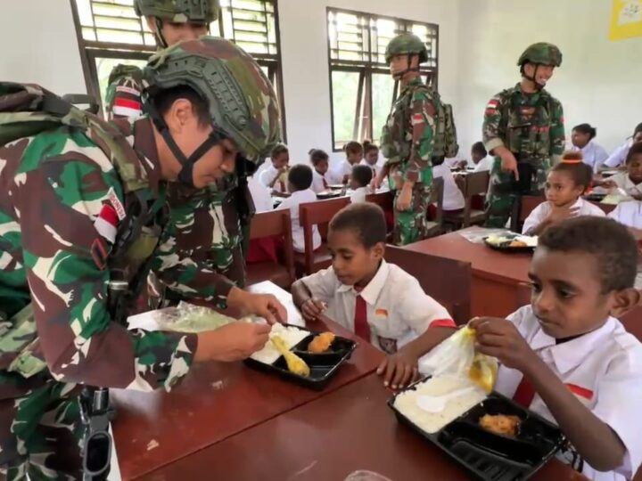 Satgas Yonif 642/Kps Dukung Program Pemerintah dengan Bagikan Makanan Bergizi Gratis di Papua