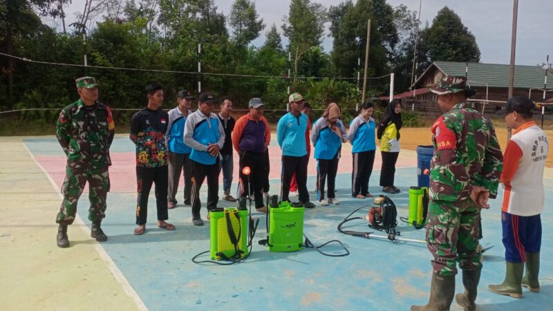 Babinsa Koramil 1015-12/Seruyan Tengah Bersama Warga Bersihkan Lingkungan