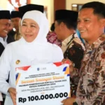 Gubernur Jatim Khofifah Salurkan Rp6,37 Miliar ke Kabupaten Pamekasan, Upaya Turunkan Angka Kemiskinan.