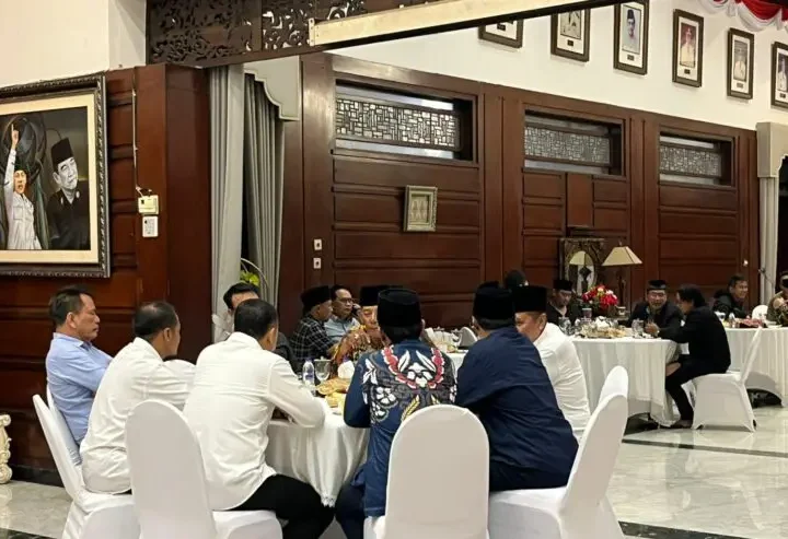 Demo Wali Kota Surabaya Soal Jukir Liar di Surabaya Batal, Setelah Adakan Pertemuan Antara Forum Solidaritas Madura Indonesia Dengan Pemkot Surabaya.