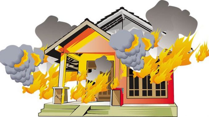 13 Unit Damkar Dikerahkan Untuk Menjinakkan 4 Rumah di Kalimas Baru Surabaya Yang Dilalap Si Jago Merah