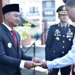 Bupati Pacitan Indrata Nur Bayuaji Pimpin Upacara Hari Bhayangkara ke-79 di Halaman Pendopo Kabupaten.