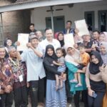 Menko Bidang Infrastruktur dan Pembangunan Kewilayahan RI AHY Serahkan Sertifikat Tanah Rakyat
