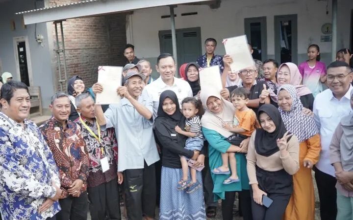 Menko Bidang Infrastruktur dan Pembangunan Kewilayahan RI AHY Serahkan Sertifikat Tanah Rakyat