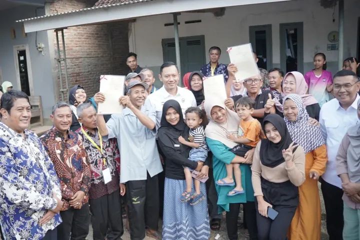 Menko Bidang Infrastruktur dan Pembangunan Kewilayahan RI AHY Serahkan Sertifikat Tanah Rakyat